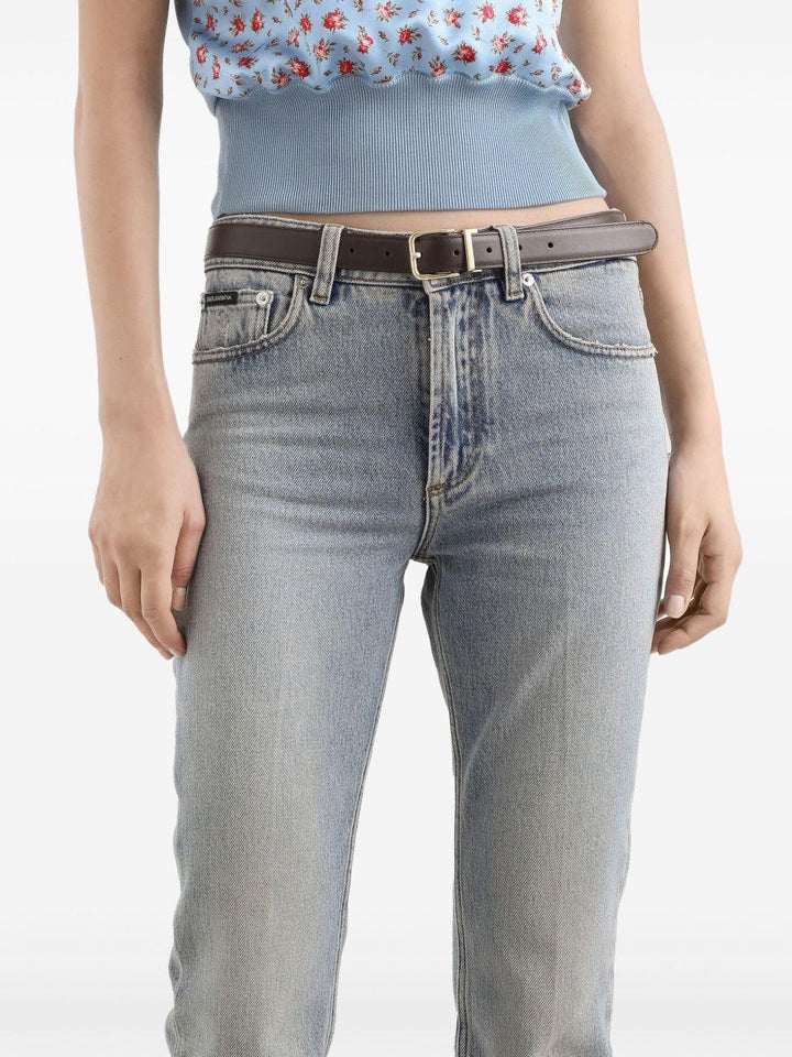 Jeans con placca logo 