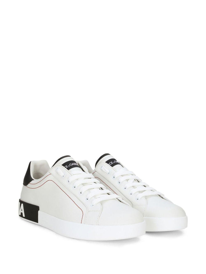 Sneakers bianche in pelle con patch logo 
