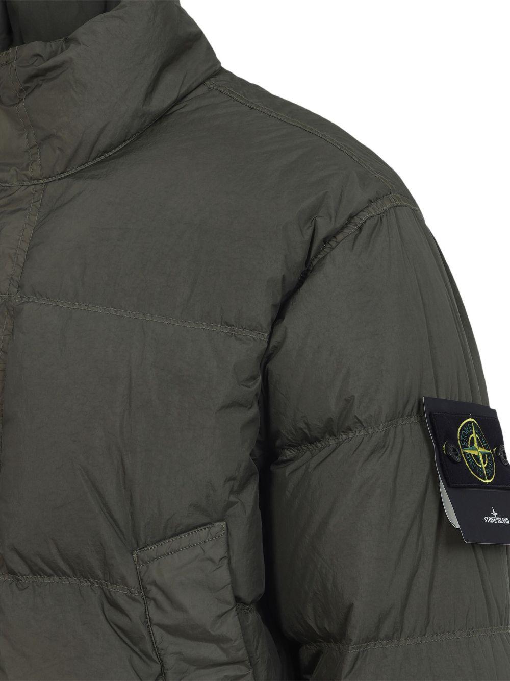 Piumino verde con logo e collo alto 