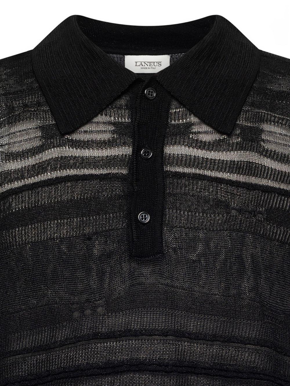 Polo nera in maglia semi trasparente 