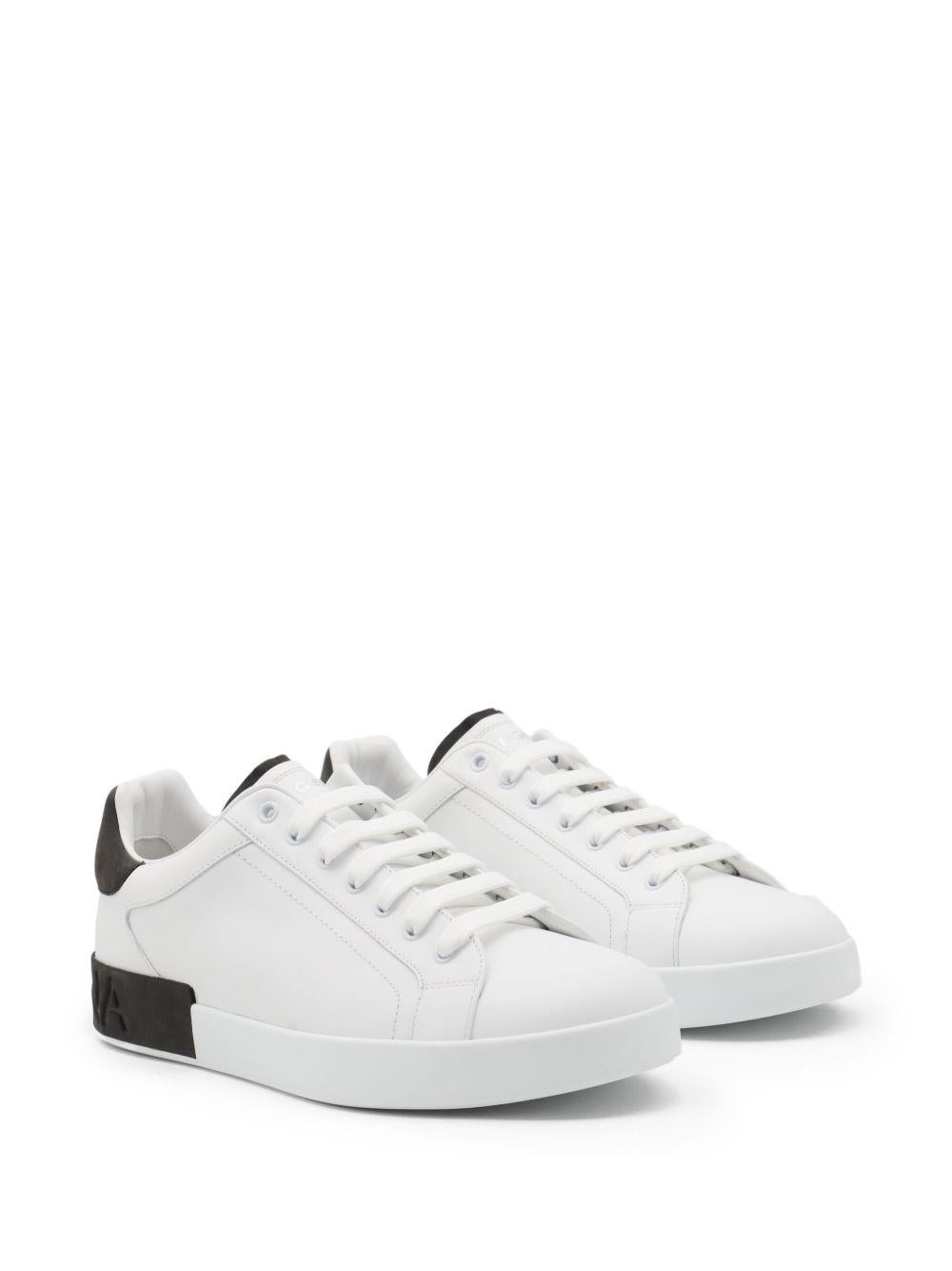 Sneakers bianche con inserti in pelle e dettagli a contrasto 