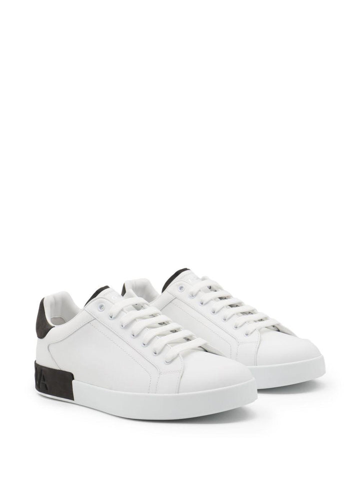 Sneakers bianche con inserti in pelle e dettagli a contrasto 