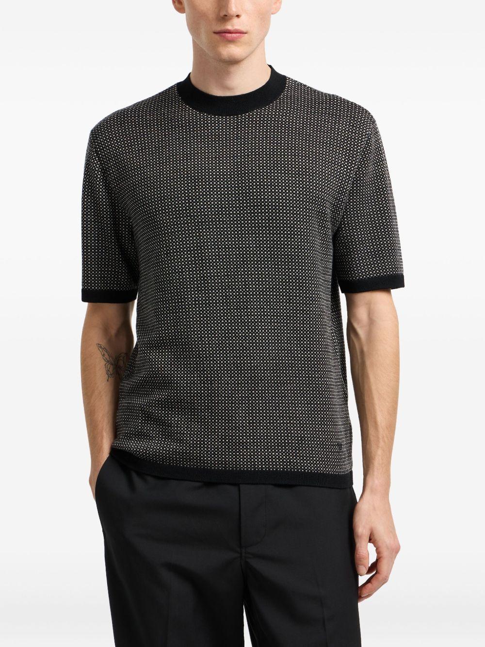 Maglione nero a maniche corte 