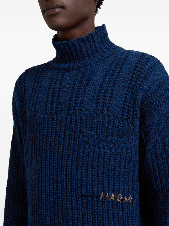 Maglione blu navy a coste con collo alto 