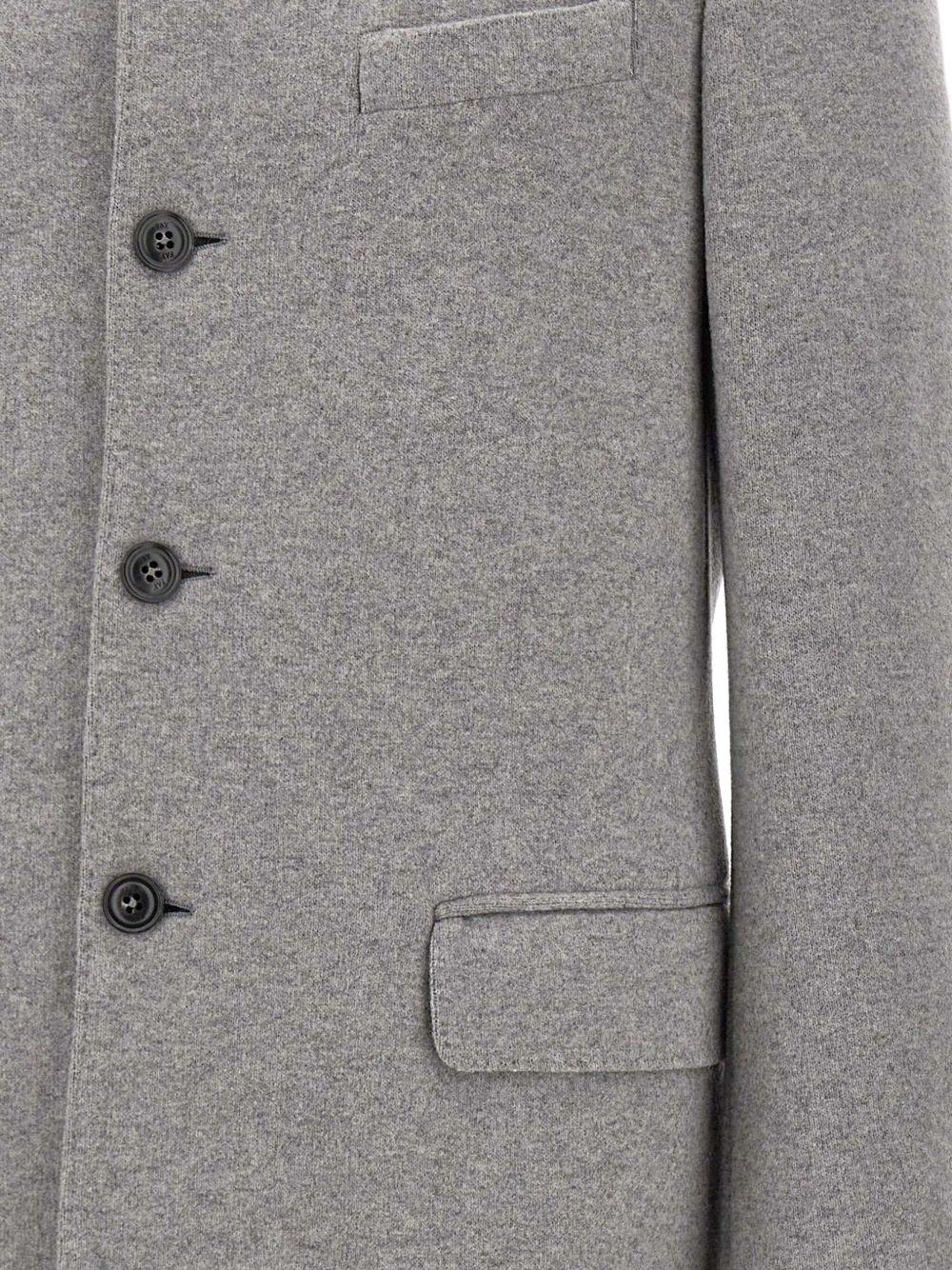 Cappotto grigio con colletto rialzato 