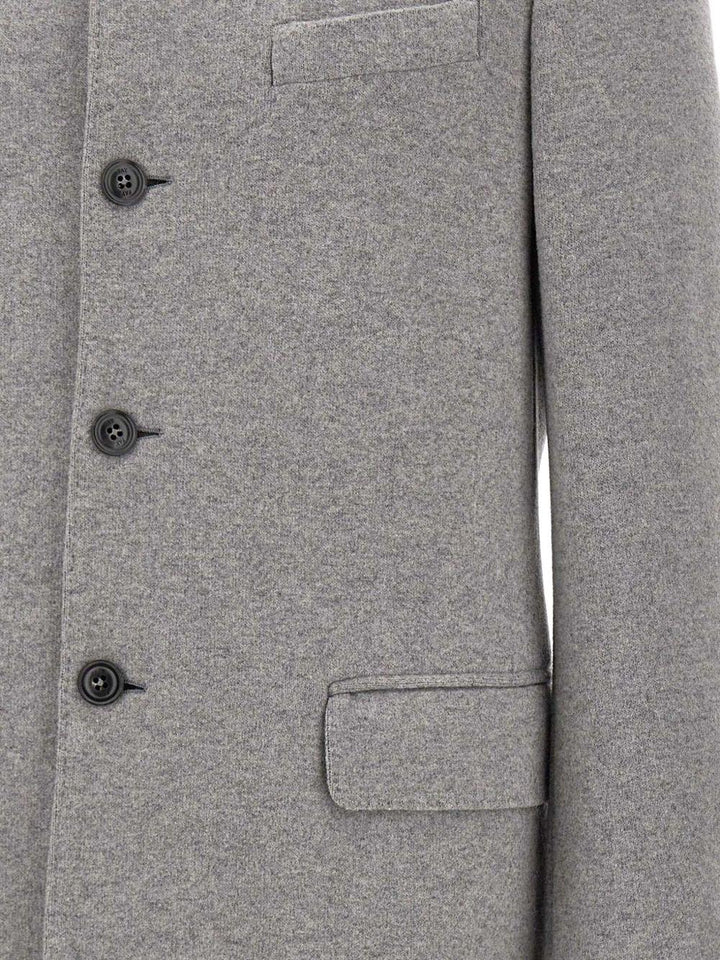 Cappotto grigio con colletto rialzato 