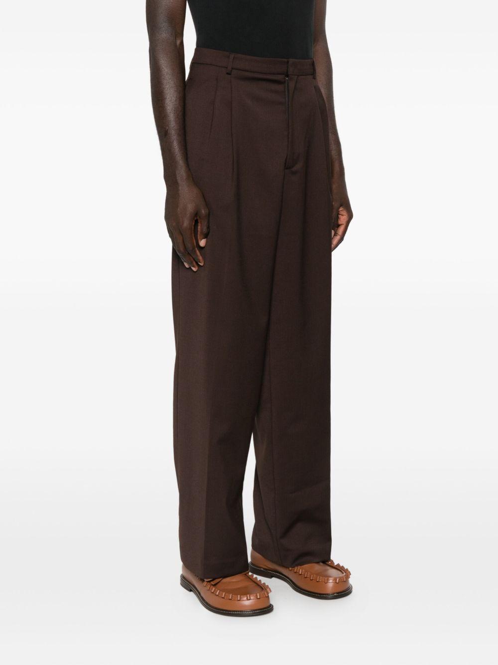 Pantaloni marroni con piega 