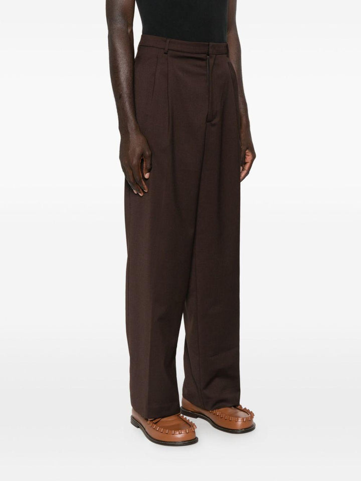 Pantaloni marroni con piega 