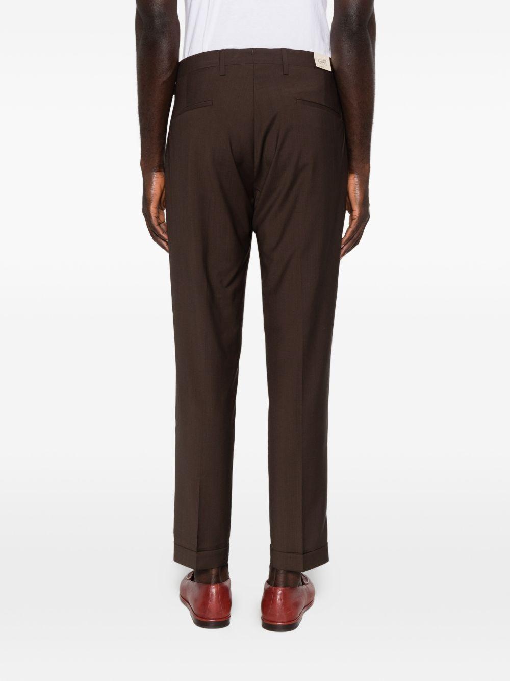 Pantaloni sartoriali marroni con pieghe 