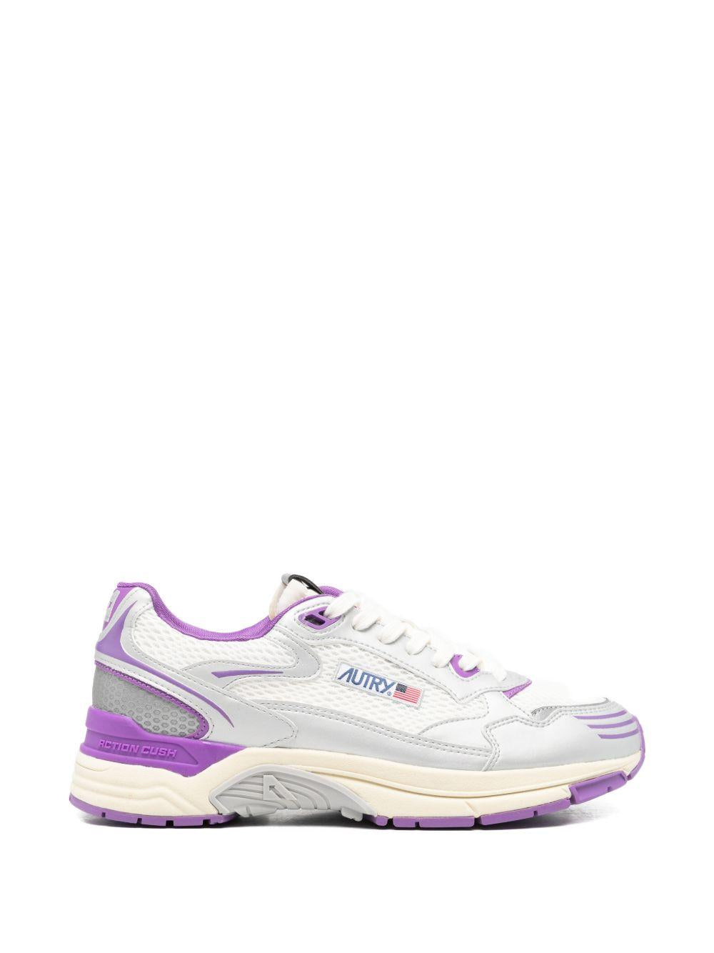 Sneakers bianche con dettagli riflettenti 