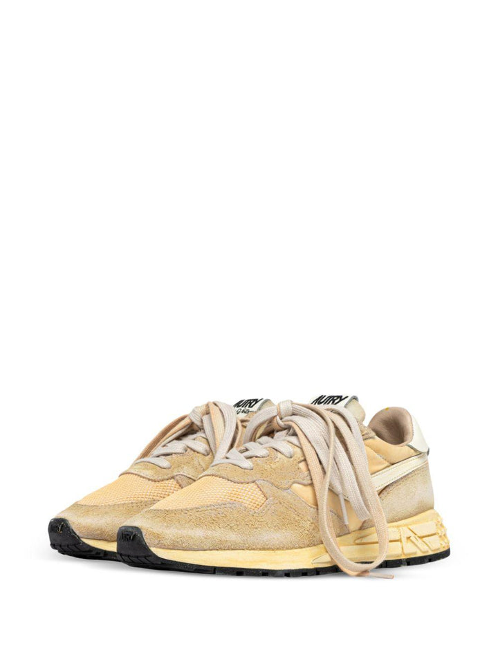 Sneakers con charm 