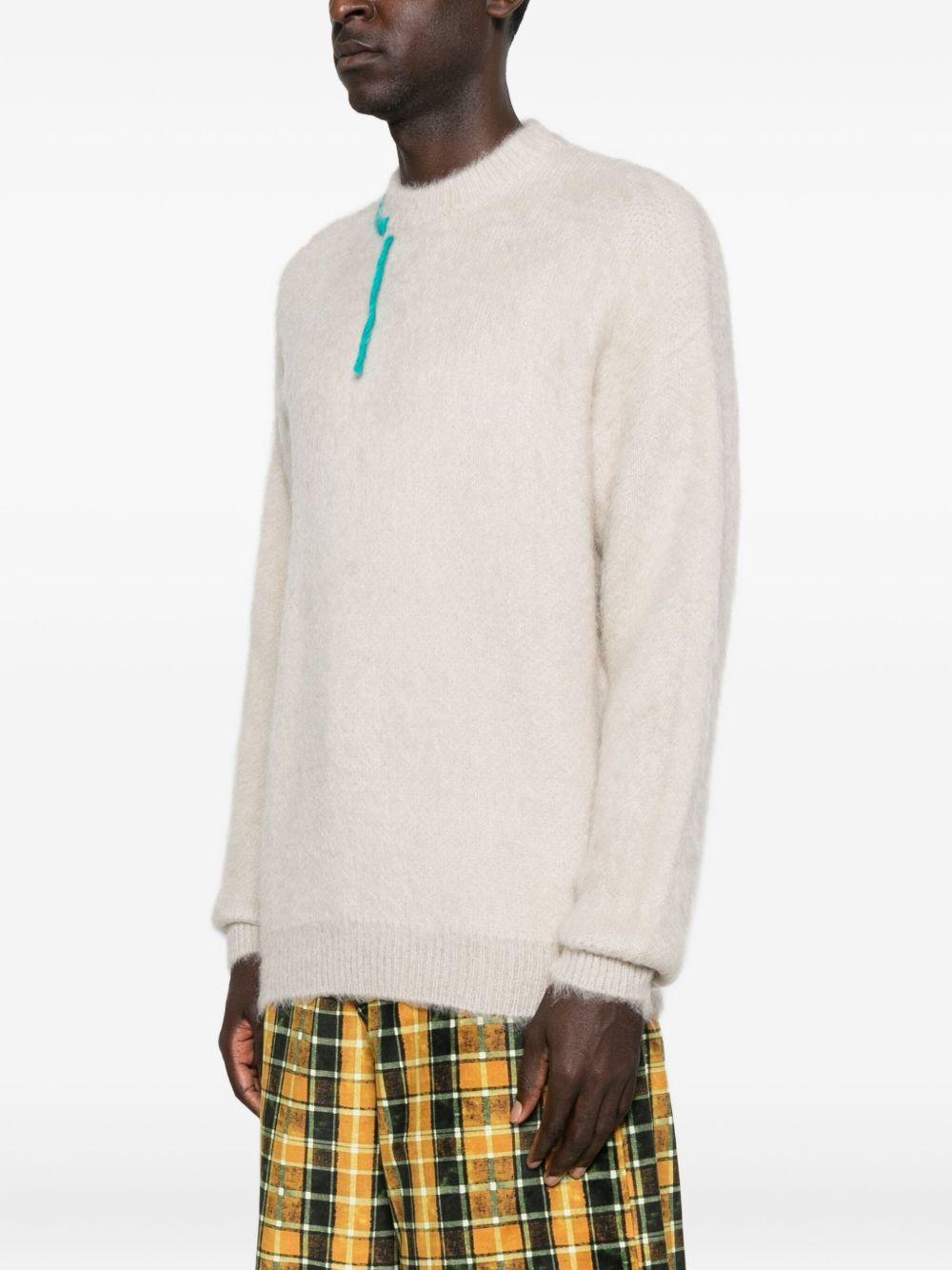 Maglione beige girocollo con ricamo 