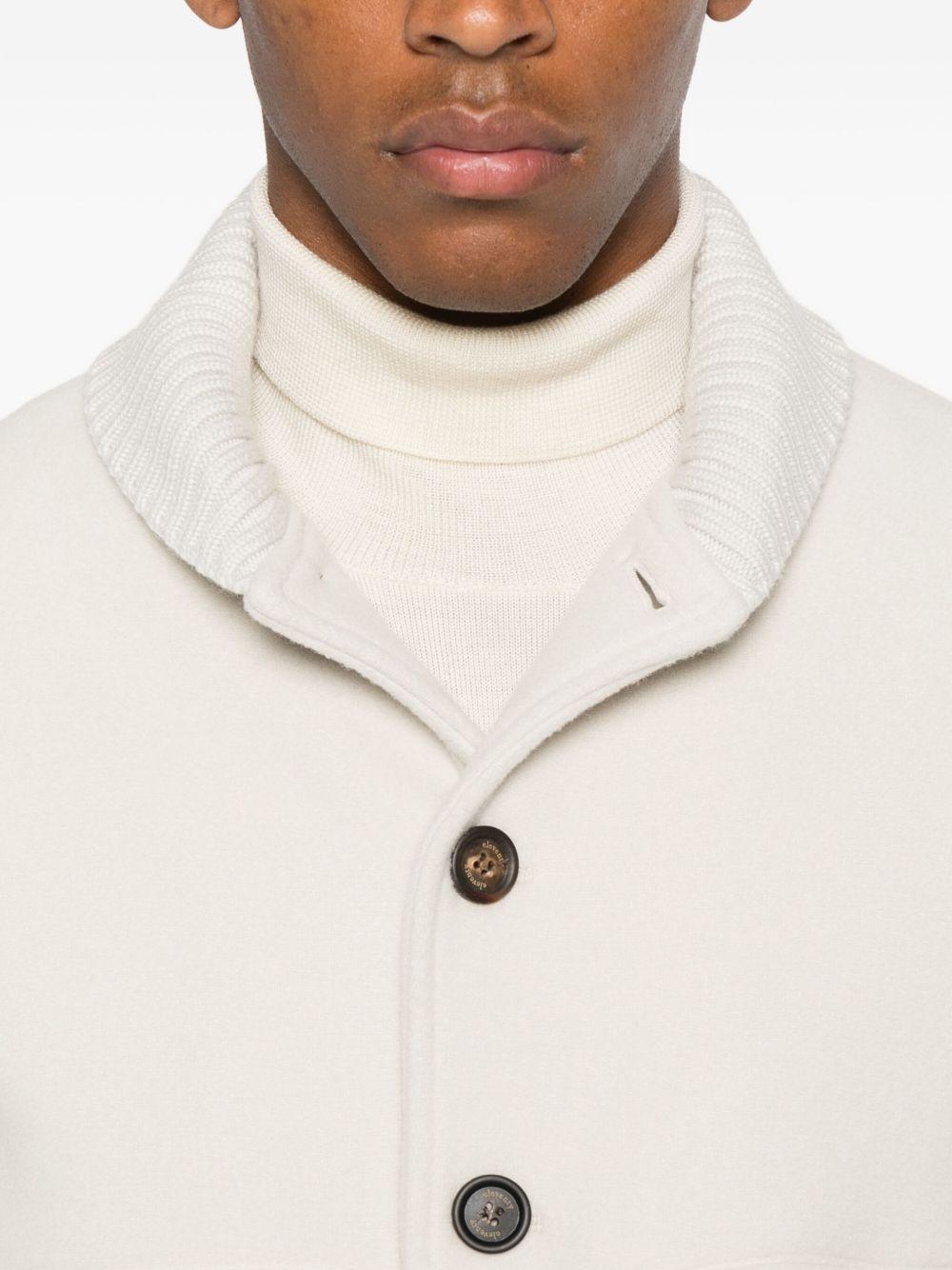 Giacca beige con bottoni e polsini a coste