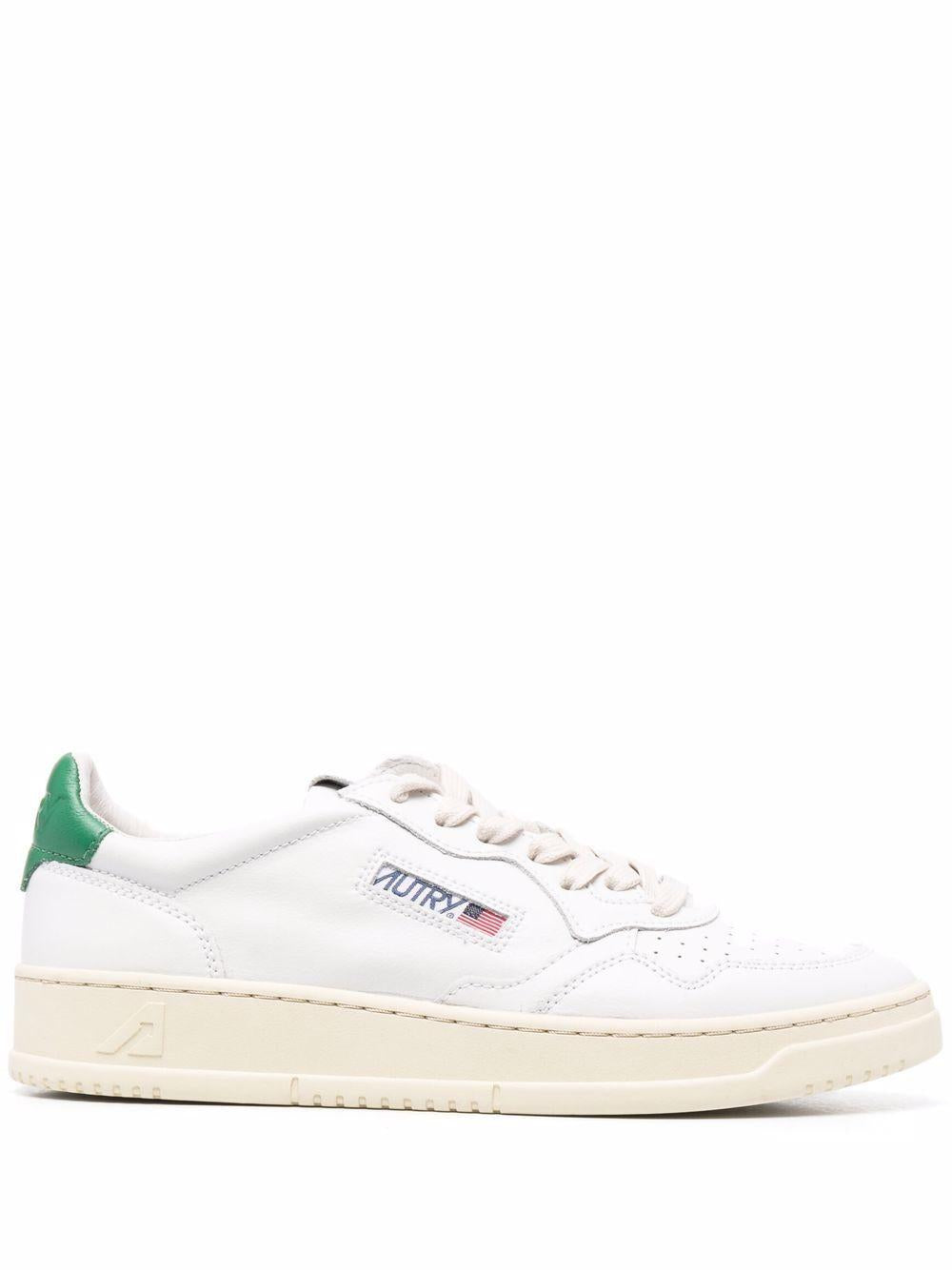 Sneakers bianche con logo 