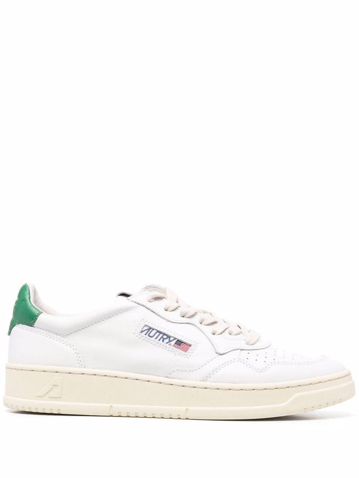 Sneakers bianche con logo 