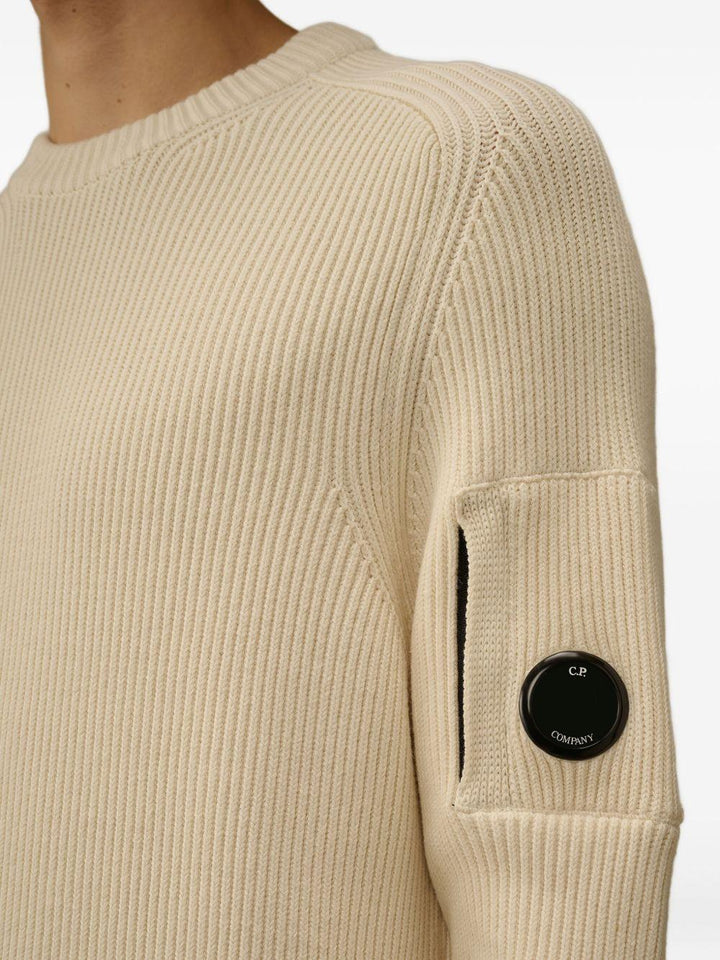 Maglione bianco crema a coste con motivo Lens 