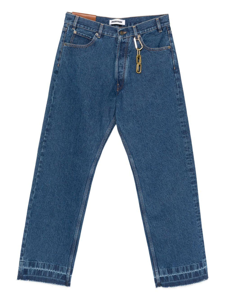 Jeans blu con orli sfrangiati e dettaglio a catena 