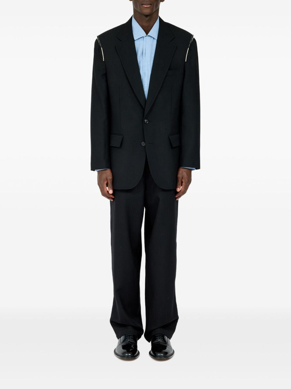 Blazer nero con spalline 