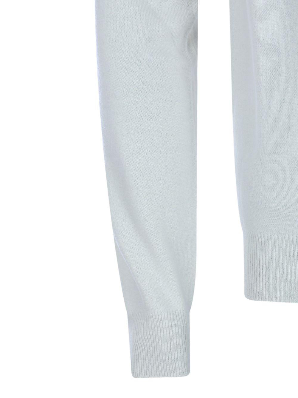 Maglione bianco a coste a collo alto 