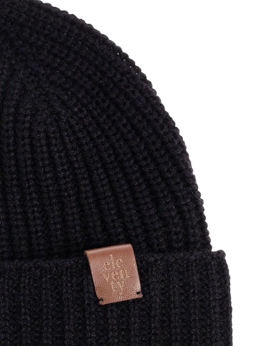Berretto nero a coste in cashmere con logo 