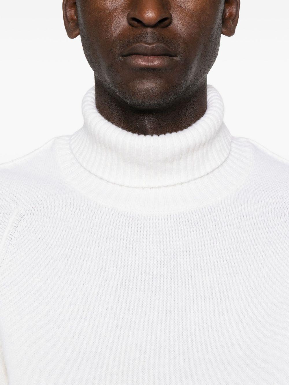 Maglione bianco a collo alto 