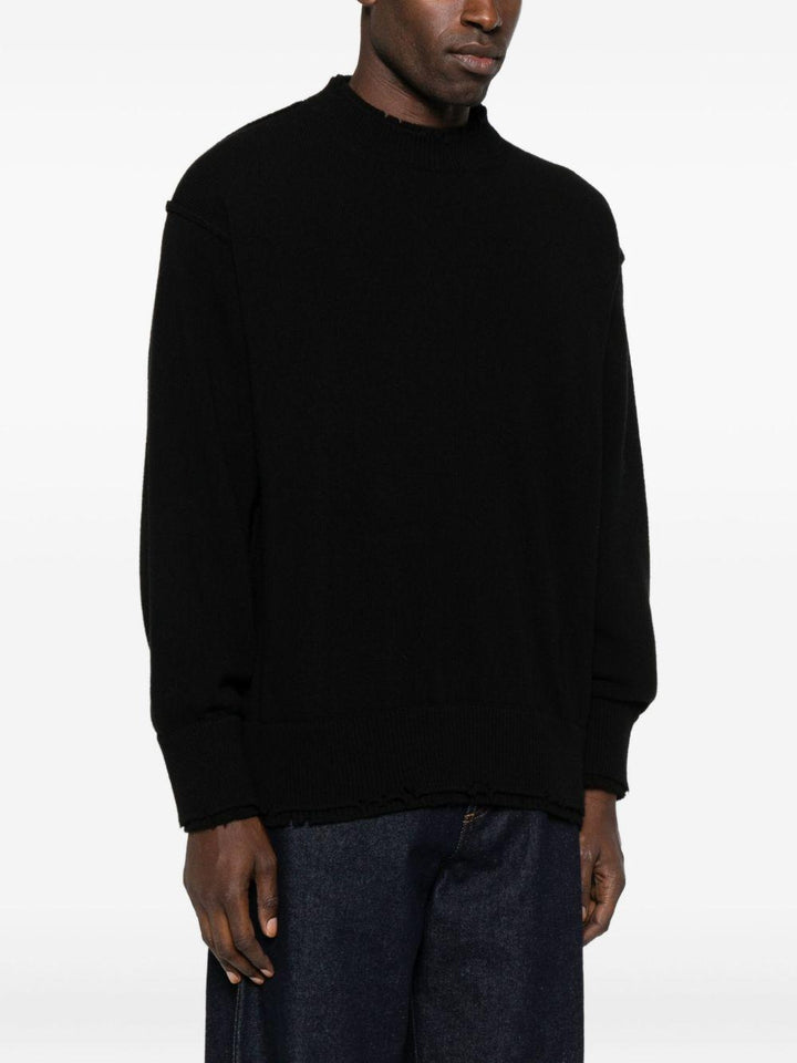 Maglione nero girocollo effetto vissuto