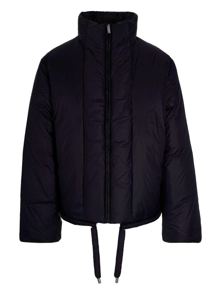 Piumino nero collo alto con lacci 