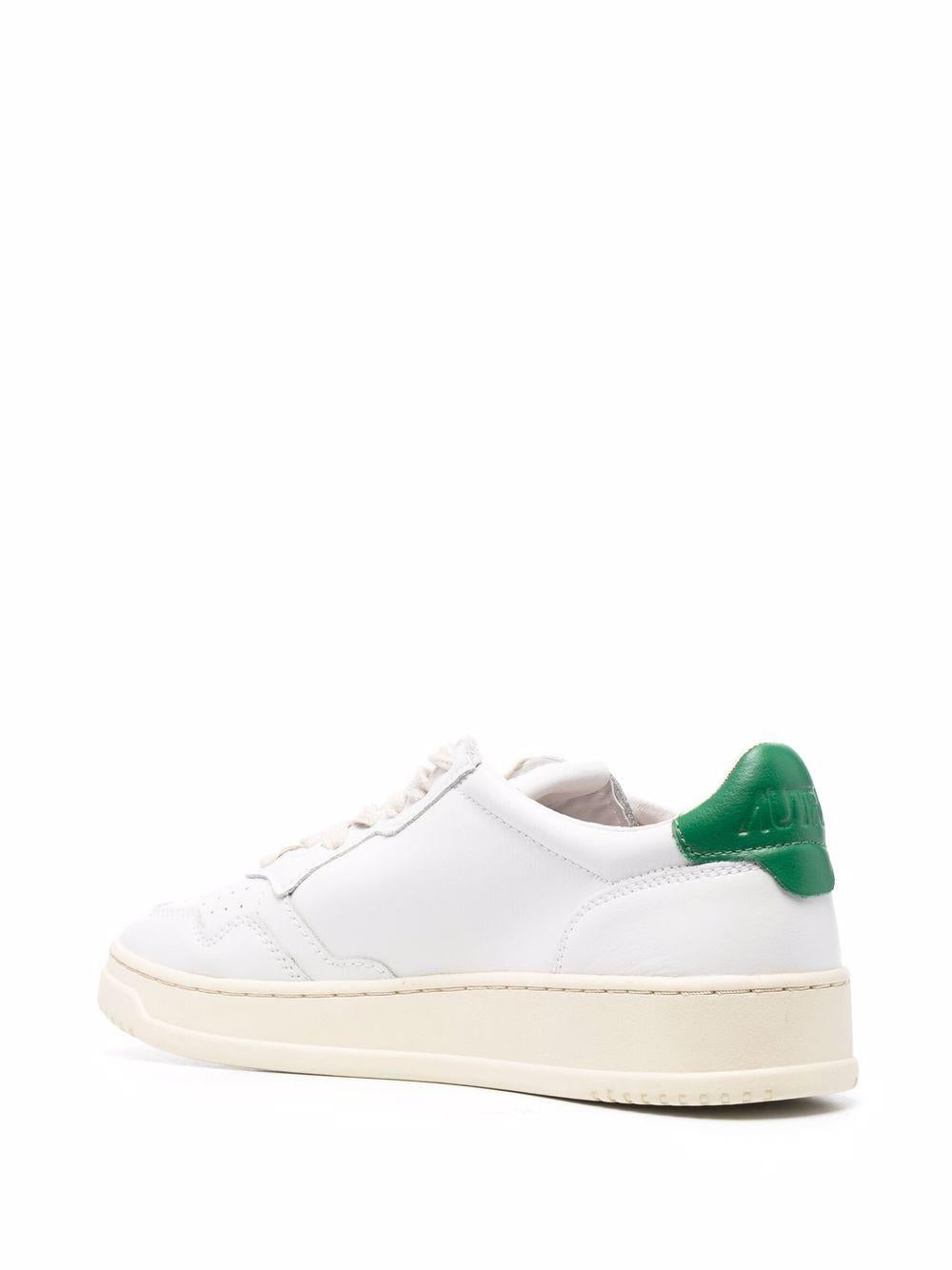 Sneakers bianche con logo 