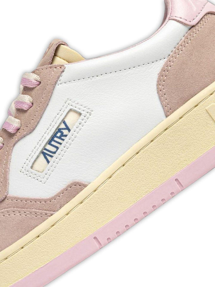 Sneakers medalist 