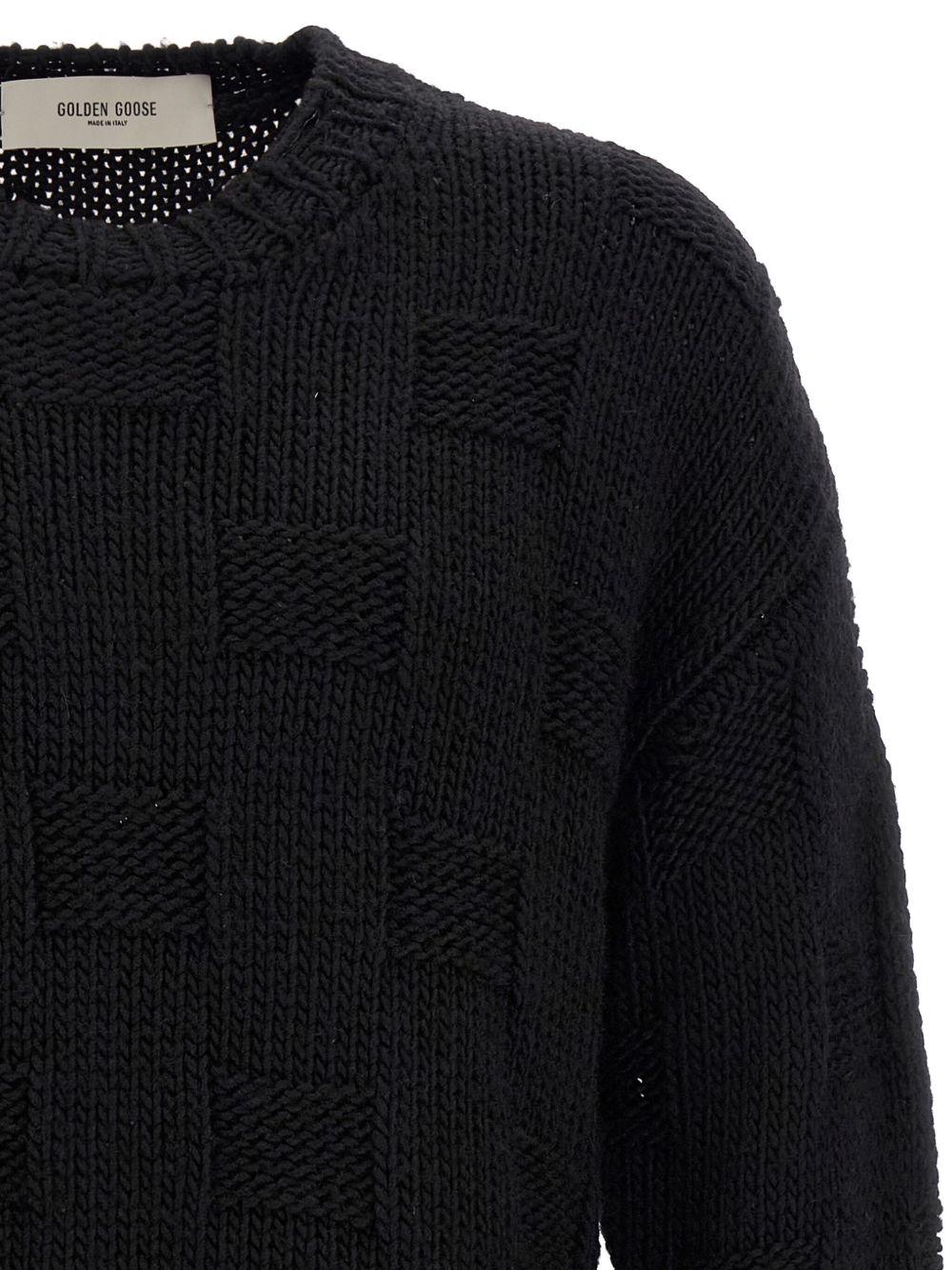 Maglione nero con scollo rotondo e dettagli sfrangiati 