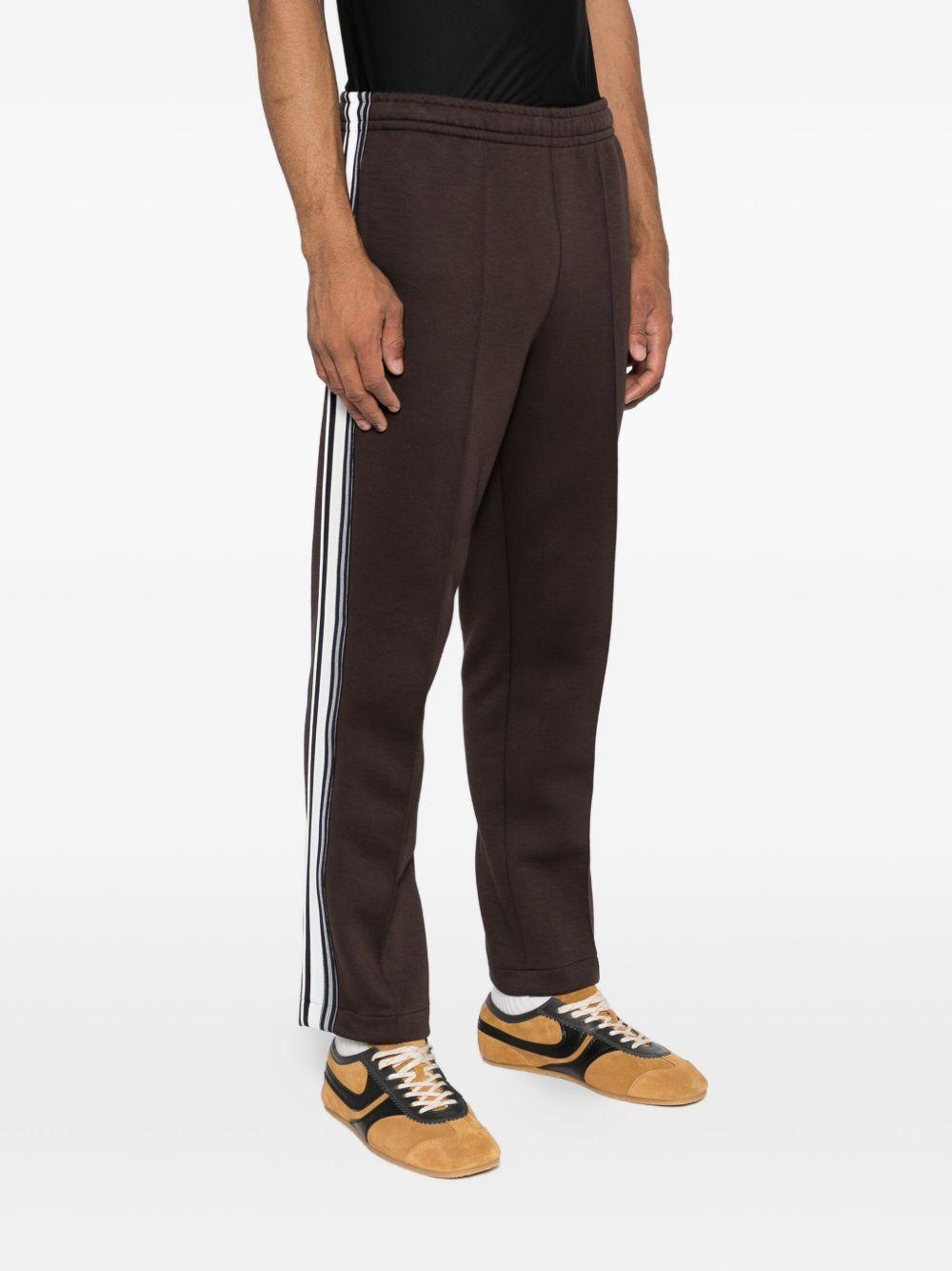 Pantaloni marrone cedro con logo