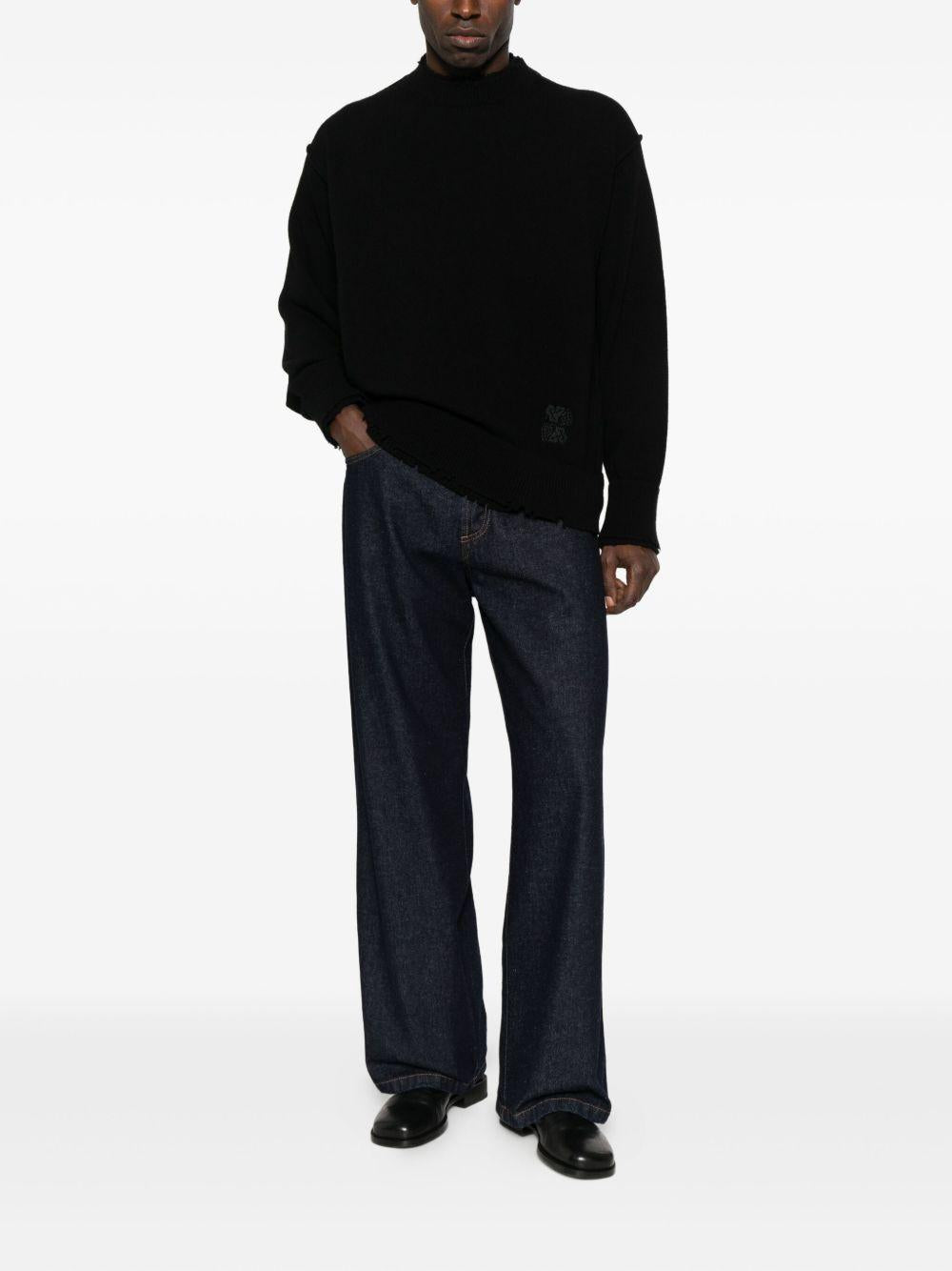 Maglione nero girocollo effetto vissuto
