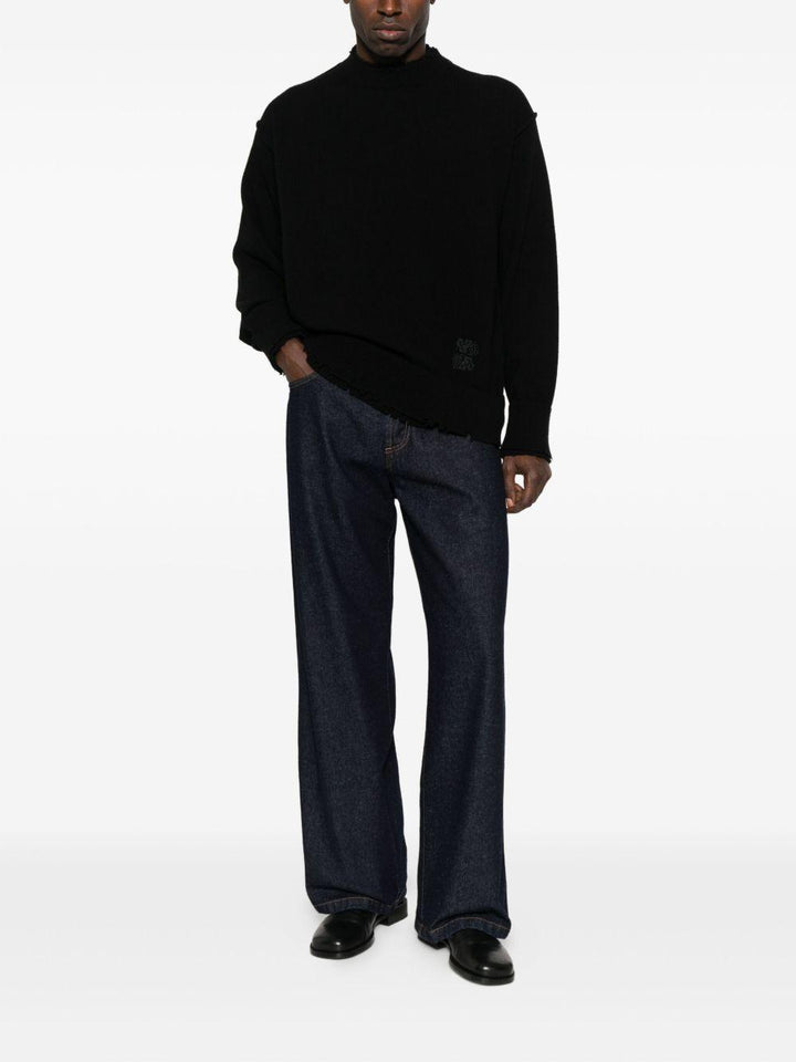 Maglione nero girocollo effetto vissuto