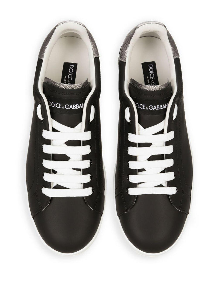 Sneakers nere con applicazione logo 