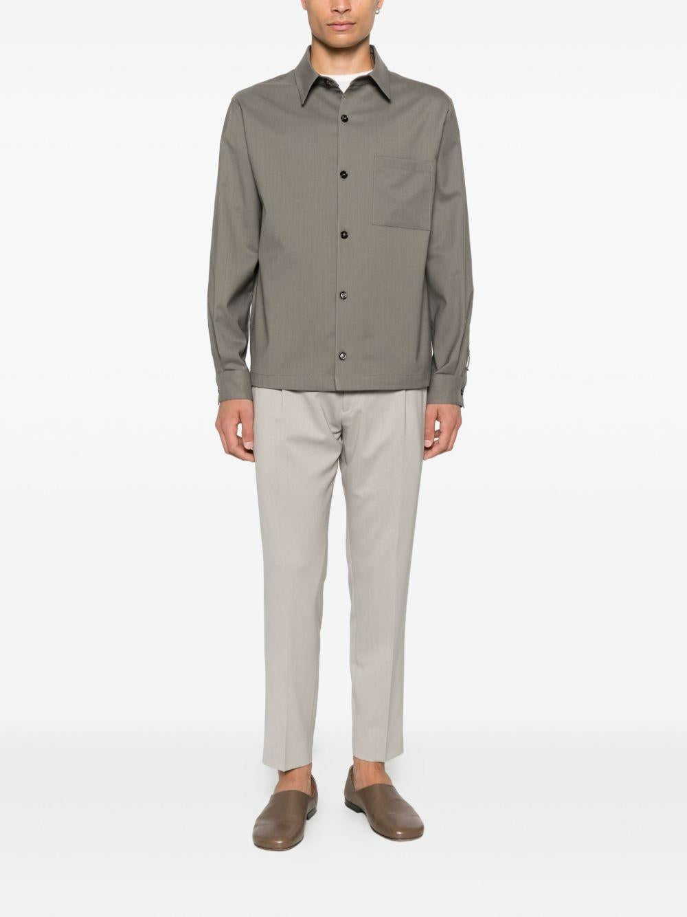 Camicia grigia a maniche lunghe 