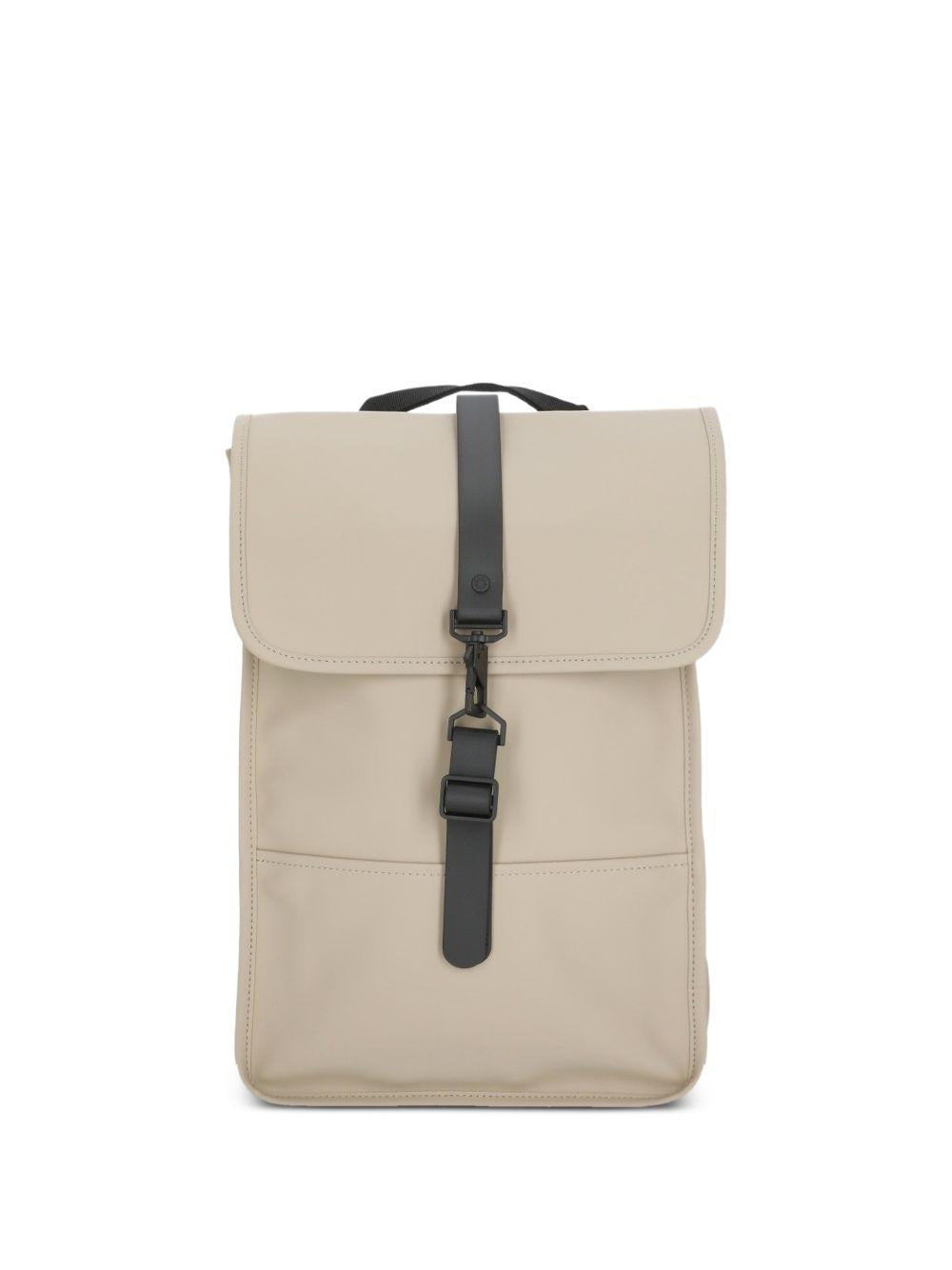 Zaino beige waterproof con chiusura a battente e moschettone 