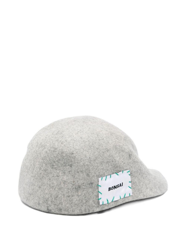 Cappello grigio con visiera curva 