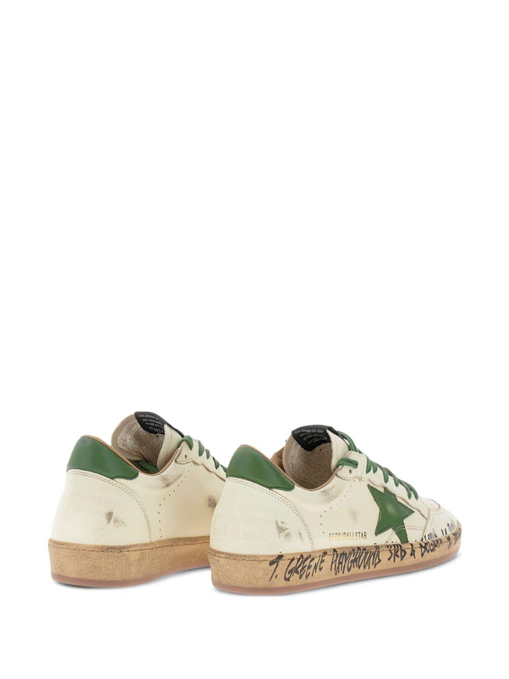 Sneakers bianche opache con applicazione stella verde 