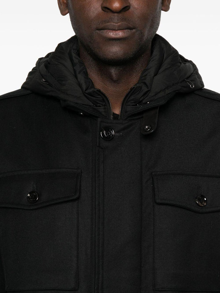 Cappotto nero con cappuccio 