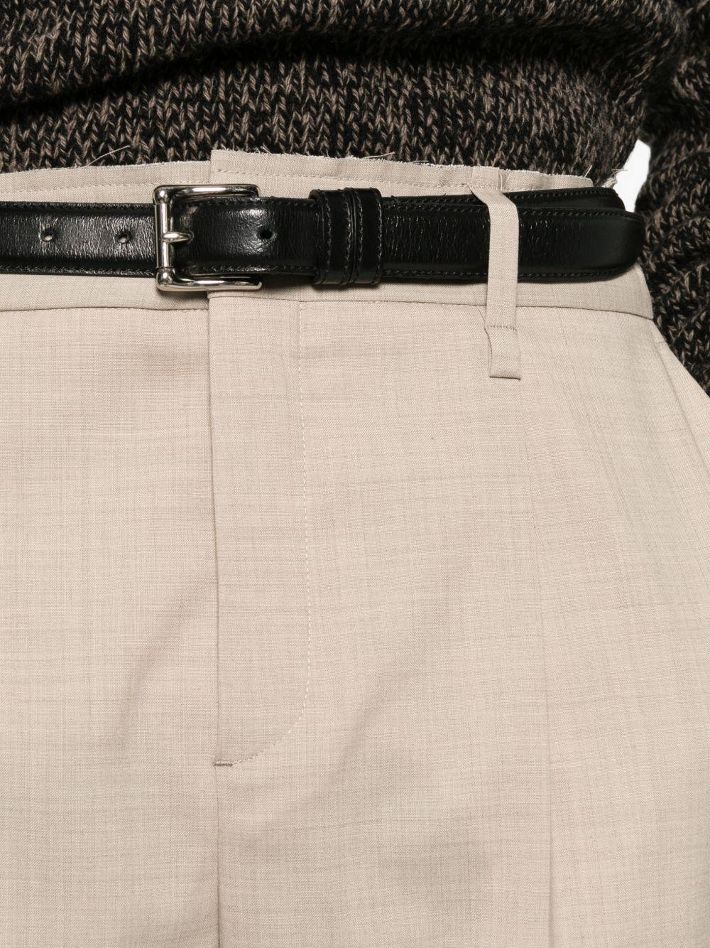 Pantaloni beige con pieghe e passanti 