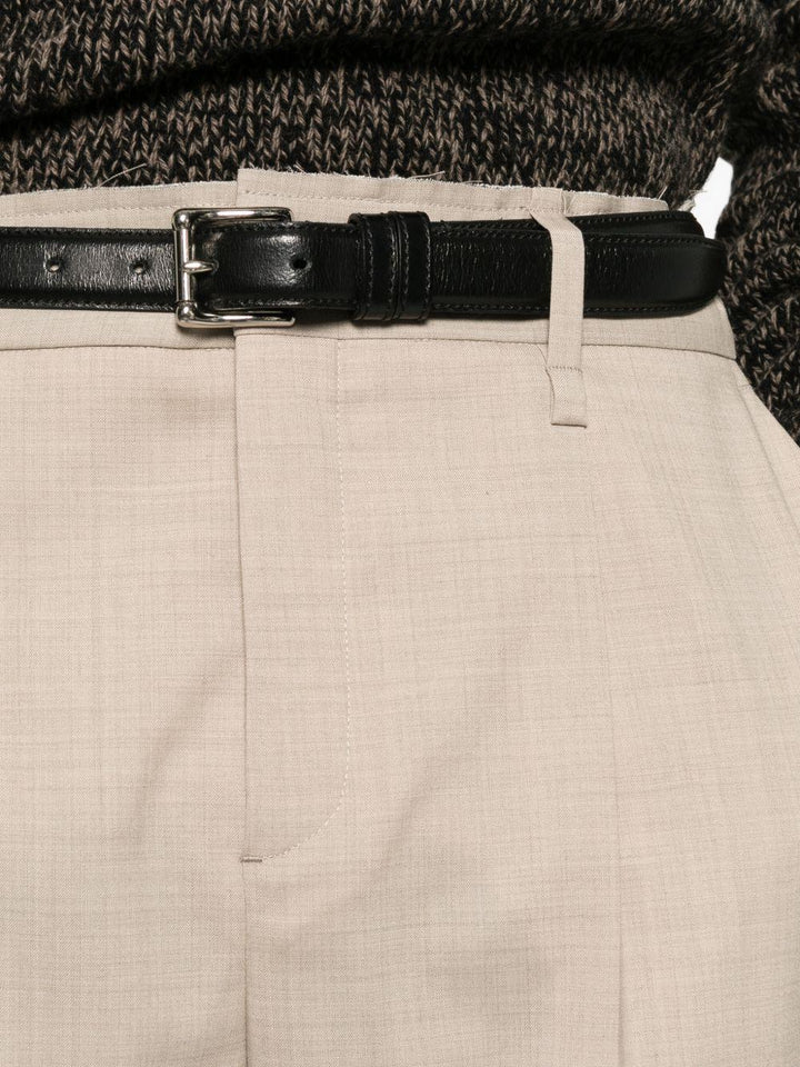 Pantaloni beige con pieghe e passanti 