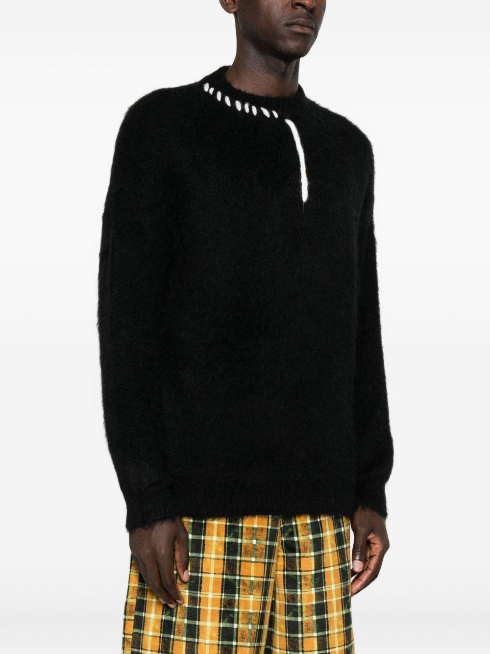 Maglione nero girocollo con ricamo 
