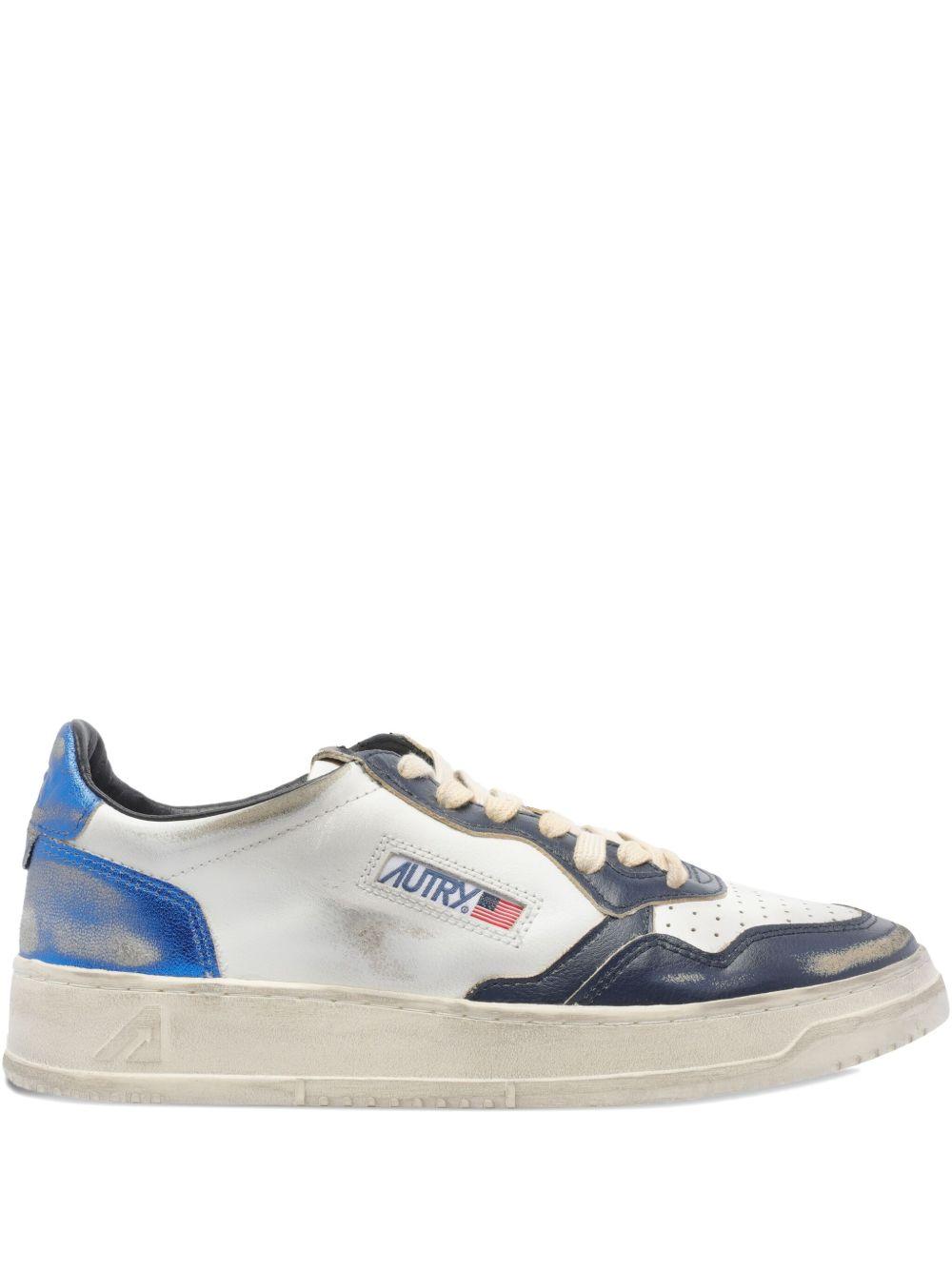 Sneakers bianche in pelle con logo ed effetto vissuto 