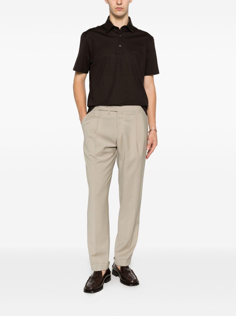 Pantaloni sartoriali kaki con pieghe 