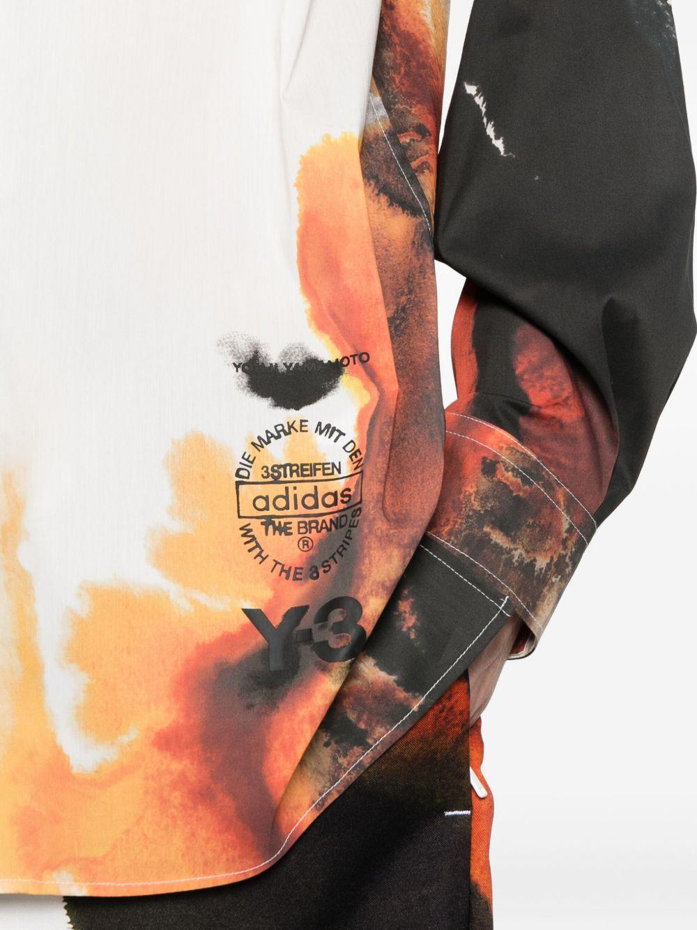 Camicia bianca con stampa astratta arancione 