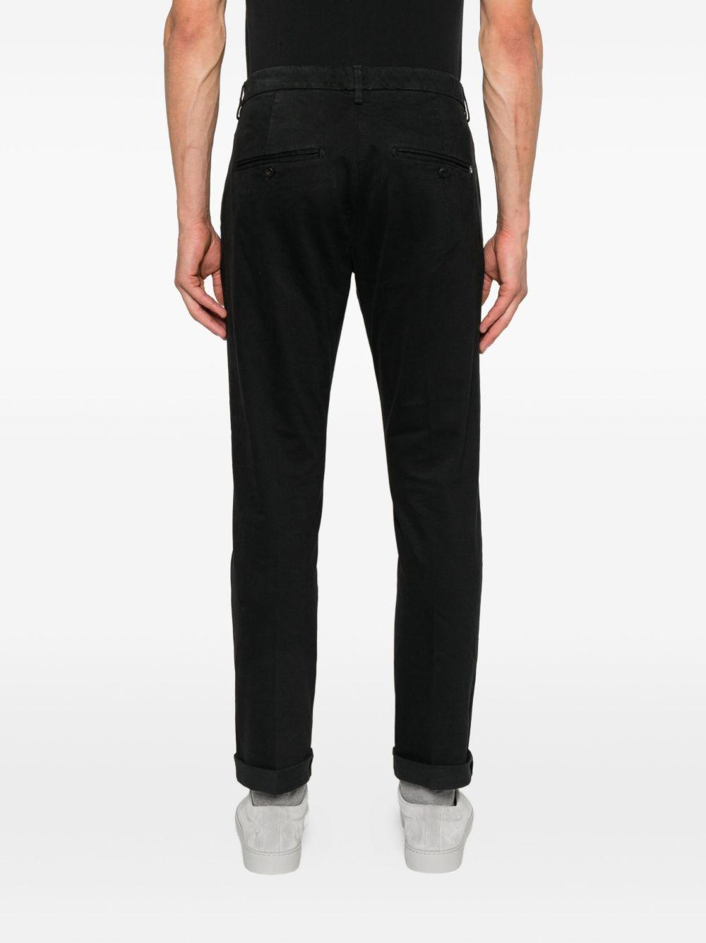 Chino nero in cotone con chiusura nascosta 