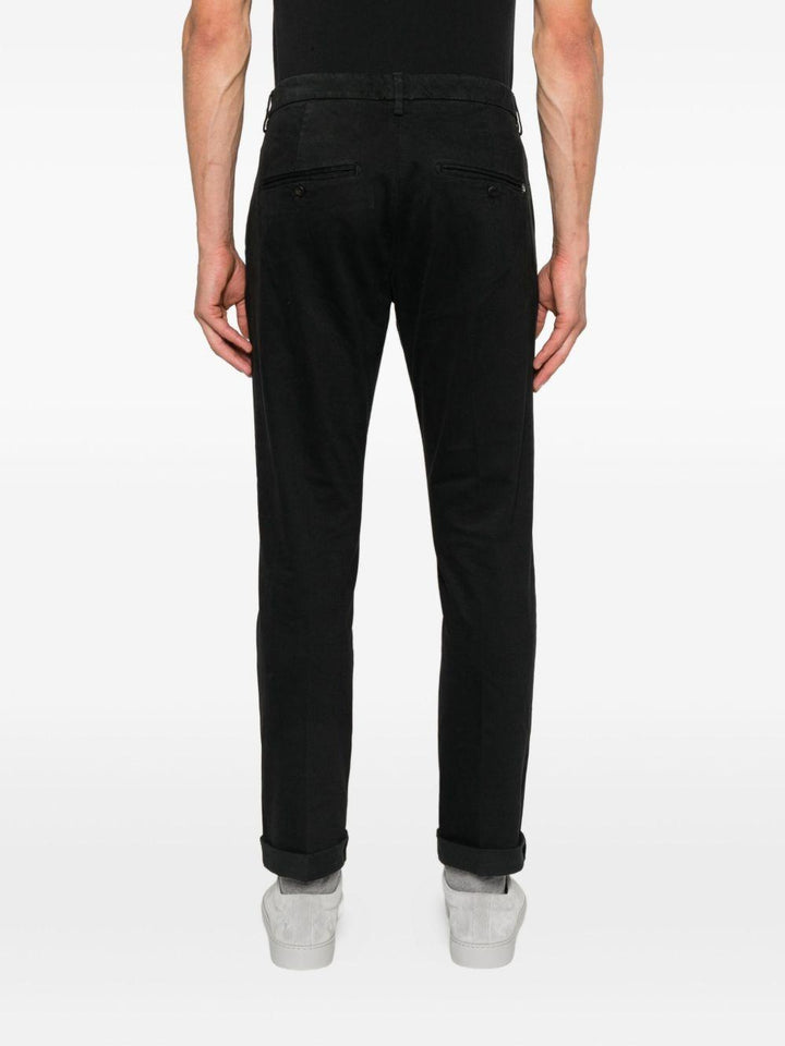 Chino nero in cotone con chiusura nascosta 