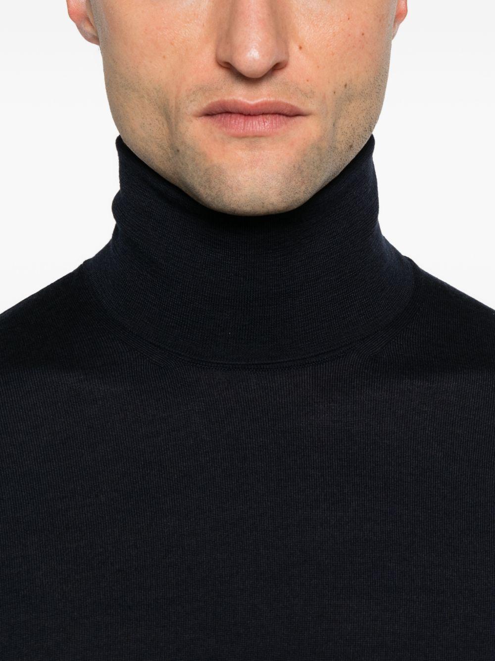 Maglione blu a collo alto 