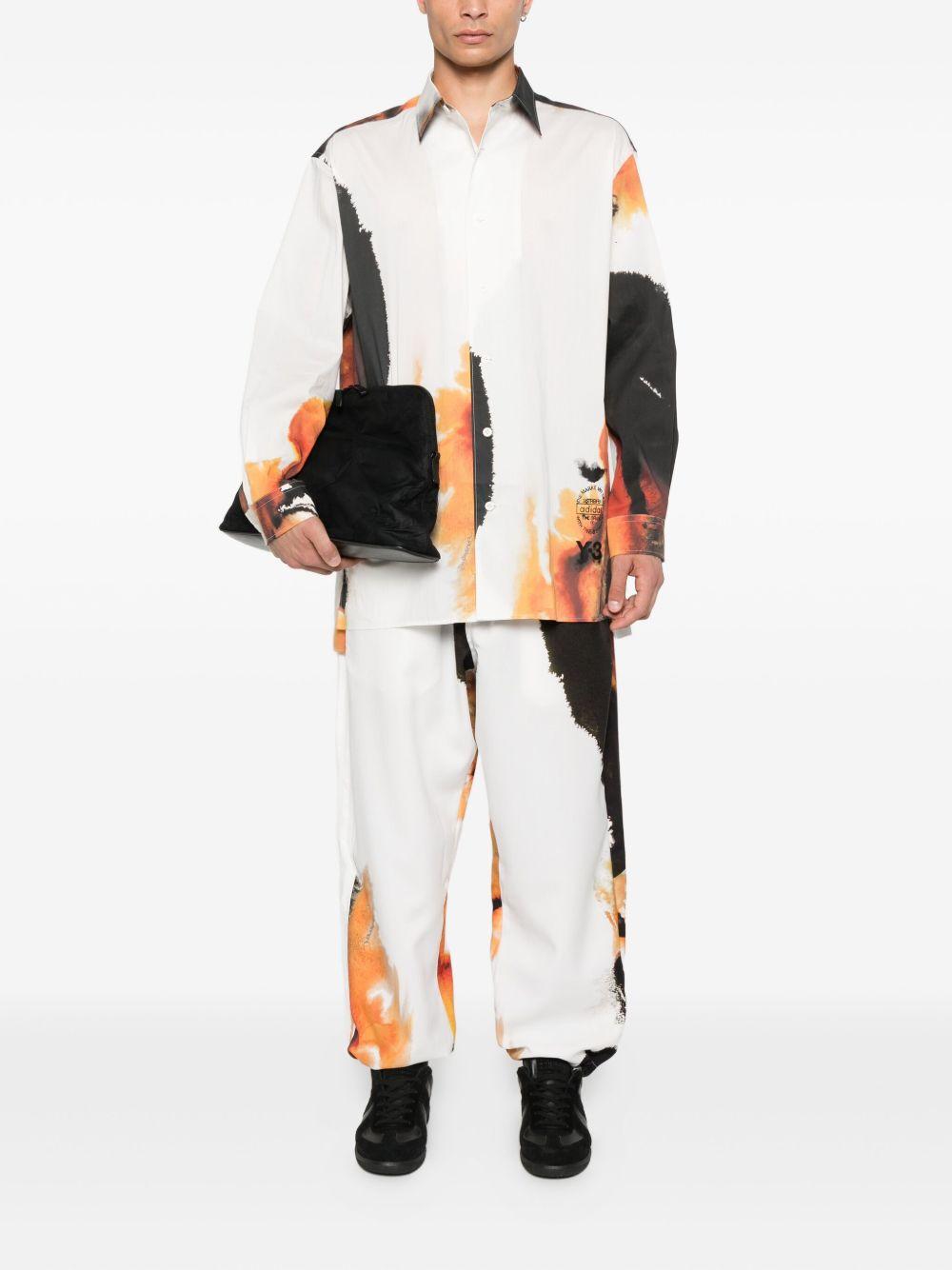 Camicia bianca con stampa astratta arancione 