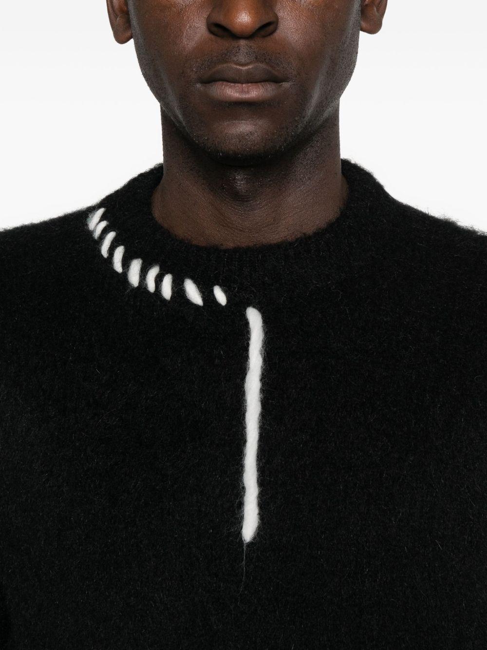 Maglione nero girocollo con ricamo 